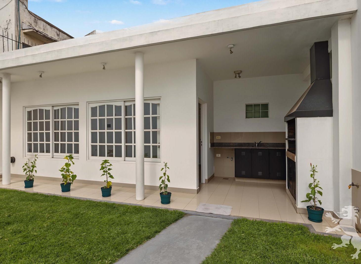 Foto de CASA - VENTA - 5 AMBIENTES - JARDÍN - QUINCHO - COLEGIALES, imagen 3