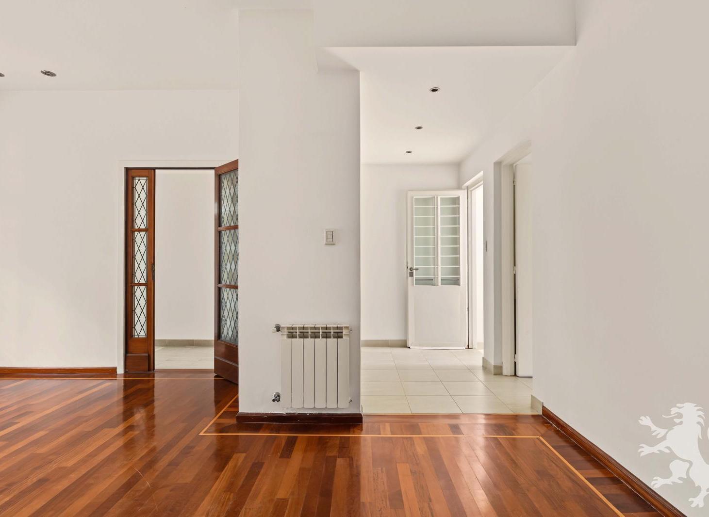 Foto de CASA - VENTA - 5 AMBIENTES - JARDÍN - QUINCHO - COLEGIALES, imagen 2