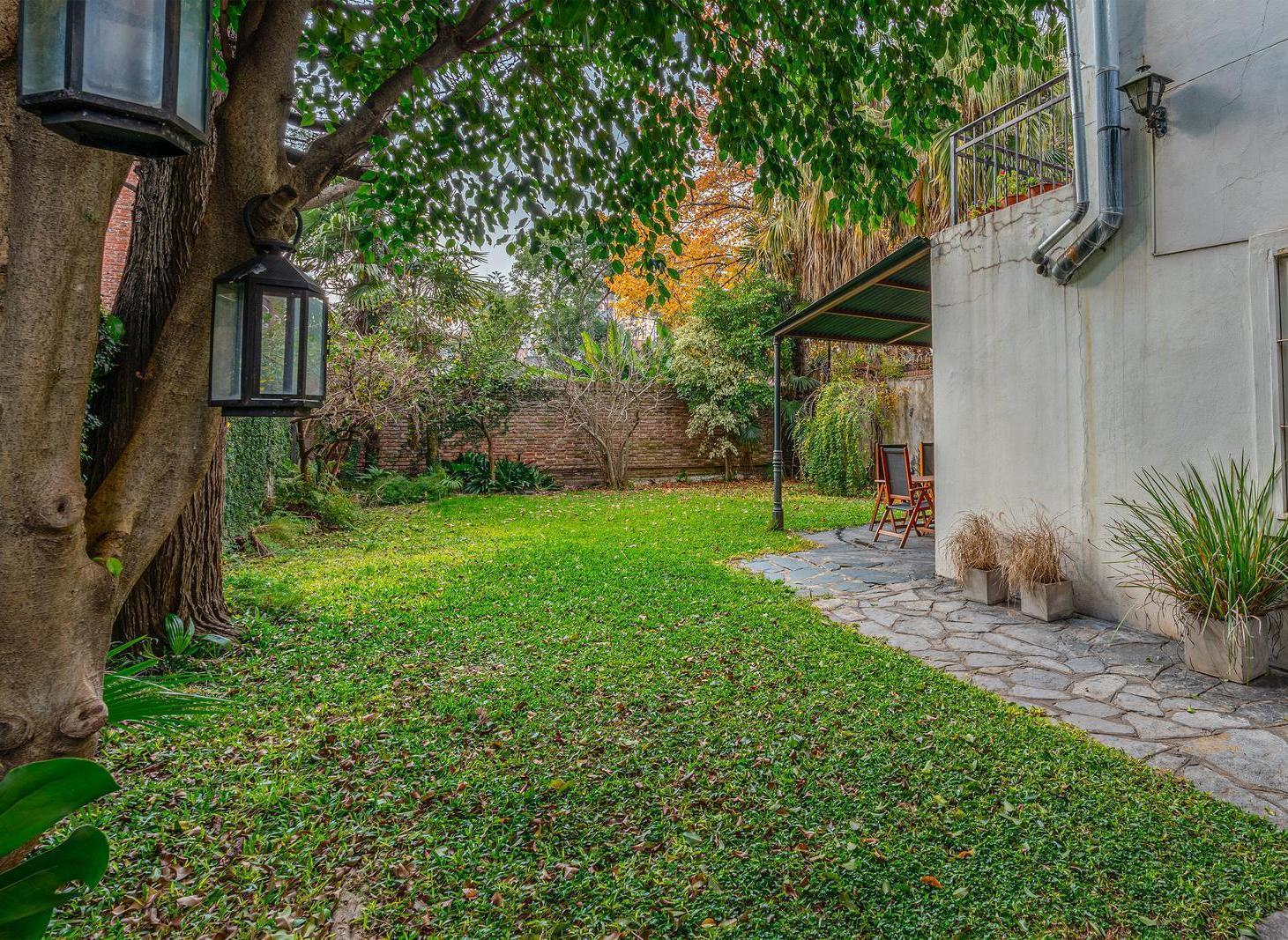 Foto de INCREÍBLE RESIDENCIA - 9 AMBIENTES - GRAN JARDÍN CON PARRILLA - COCHERA, imagen 2
