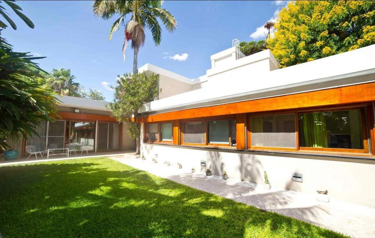 MAGNÍFICA CASA Olivos Style Modern 740m Confort PARQUE 1516m PILETA Parrilla 8 Cocheras Calidez SOL