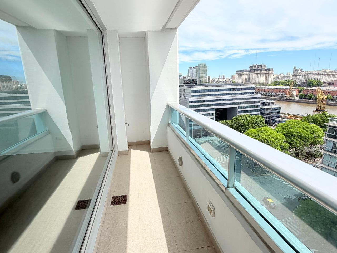 3 AMB. EN VENTA TORRES DEL YACHT, CON COCHERA.