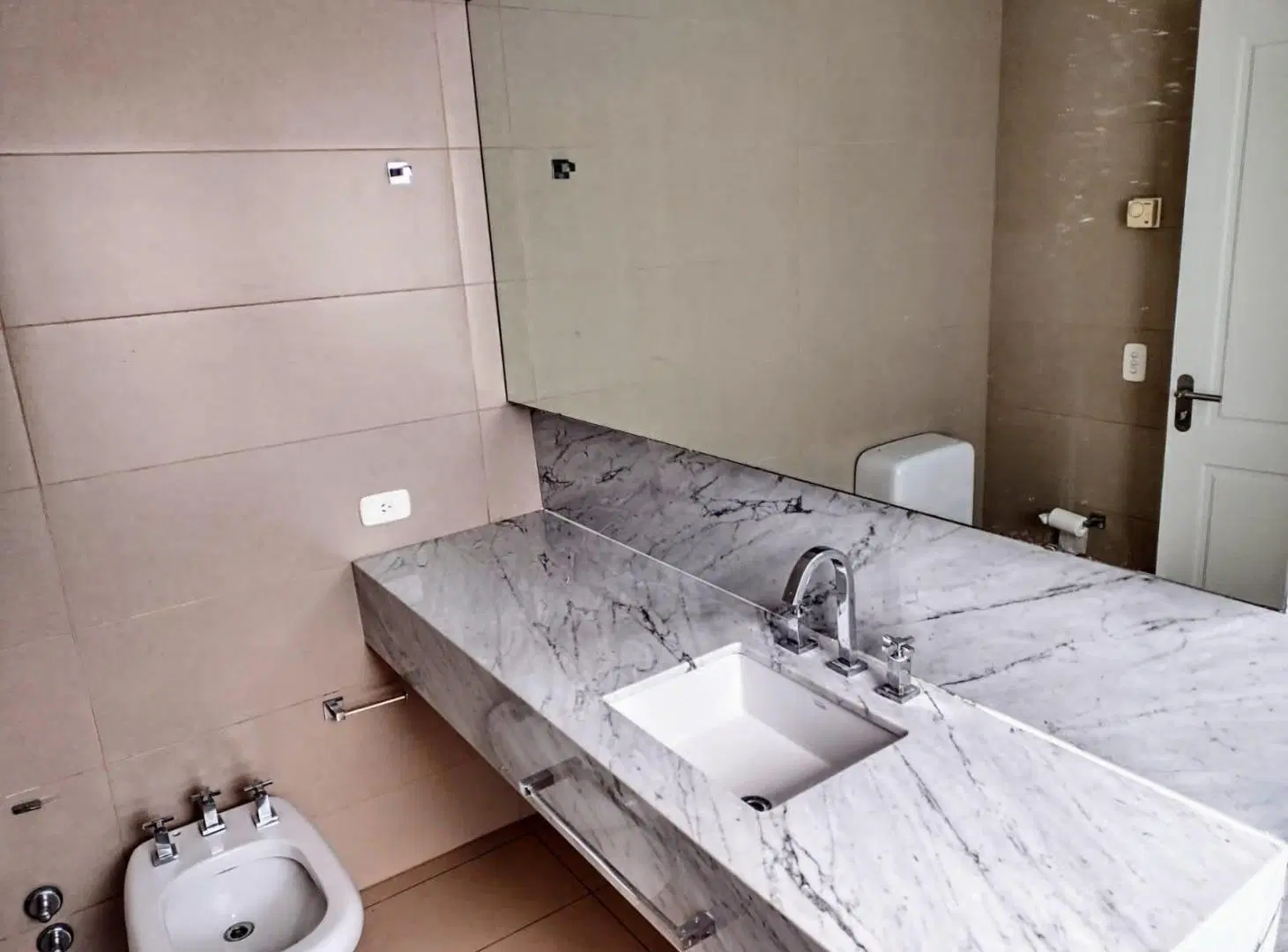 3 AMBIENTES SIN MUEBLES, CON COCHERA, EN ALQUILER, COMPLEJO ZENCITY. 2