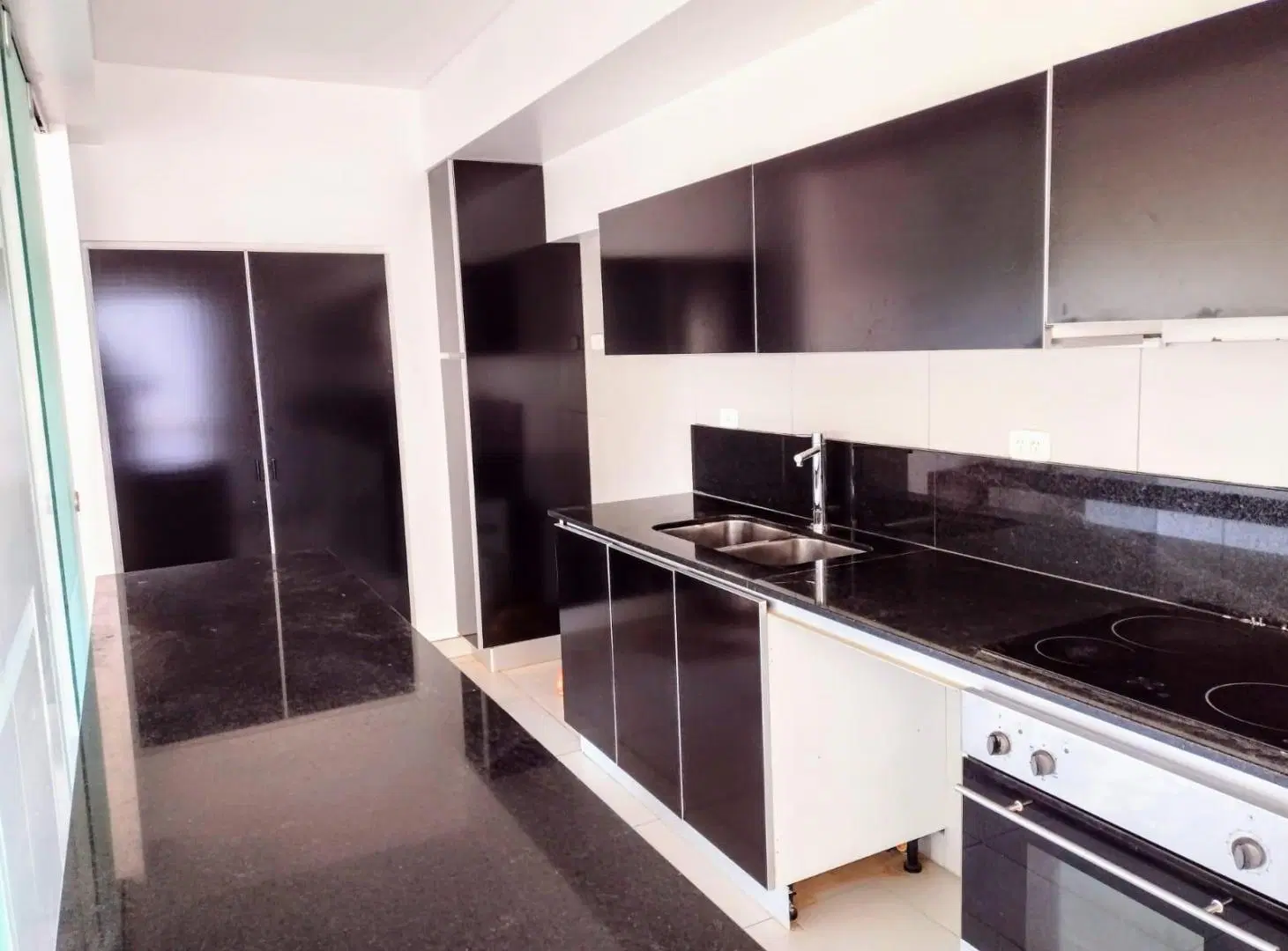 3 AMBIENTES SIN MUEBLES, CON COCHERA, EN ALQUILER, COMPLEJO ZENCITY. 5