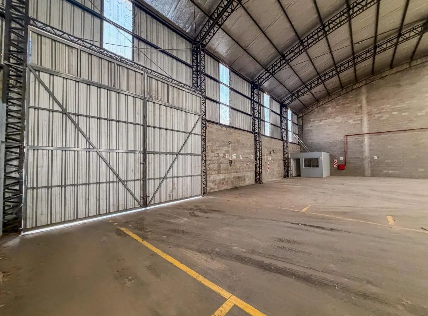 ALQUILER - DEPOSITO - MORON - 2400 m2 PARQUE INDUSTRIAL MORON 5