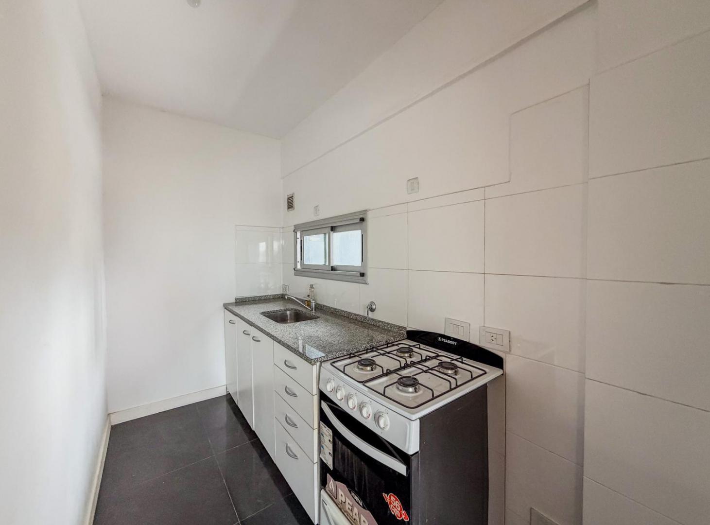 Foto de ALQUILER - DEPARTAMENTO - QUILMES CENTRO - CON COCHERA CUBIERTA, imagen 2