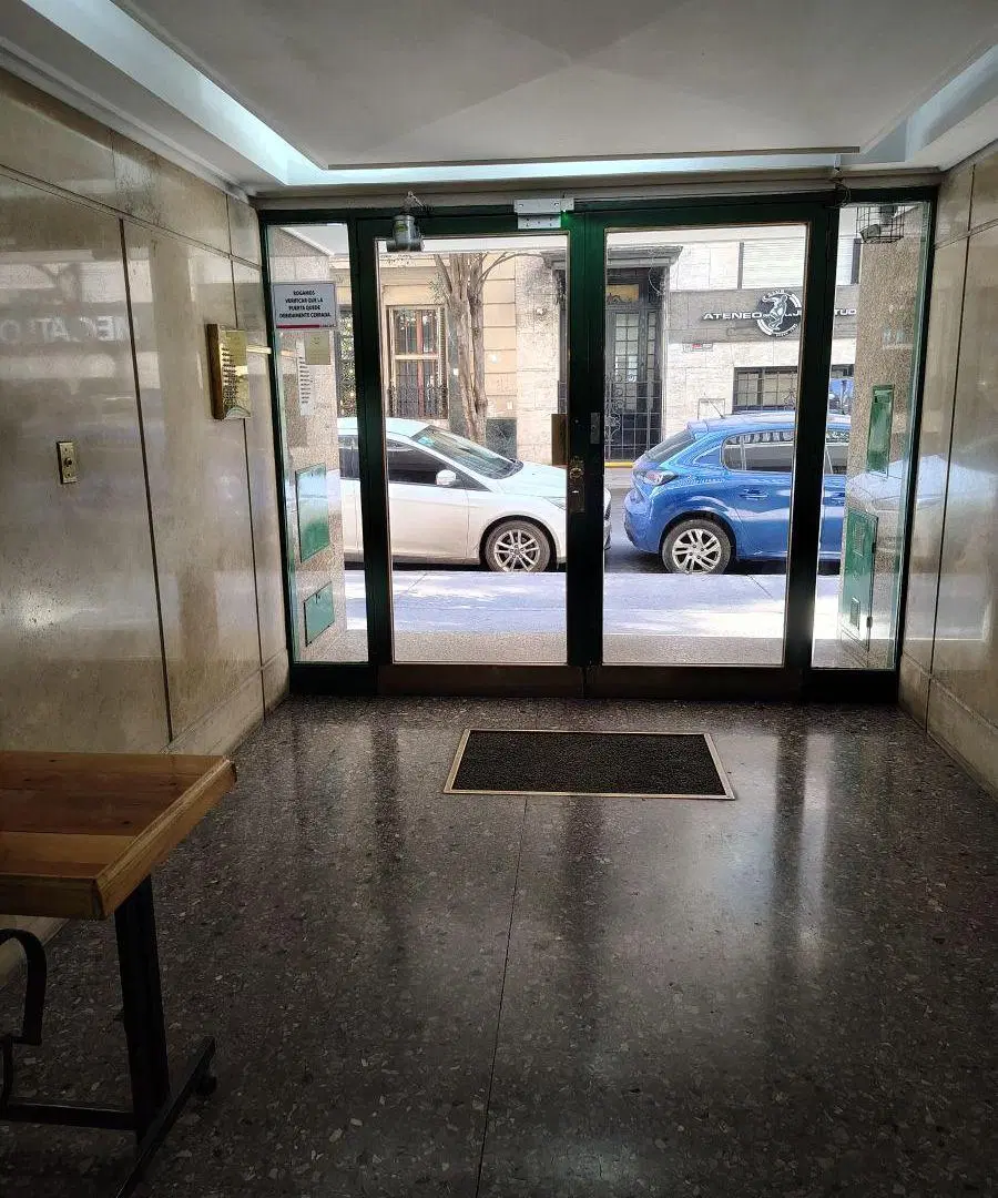 Excelente oportunidad. Se vende monoambiente con balcón a la calle, apto profesional. 2