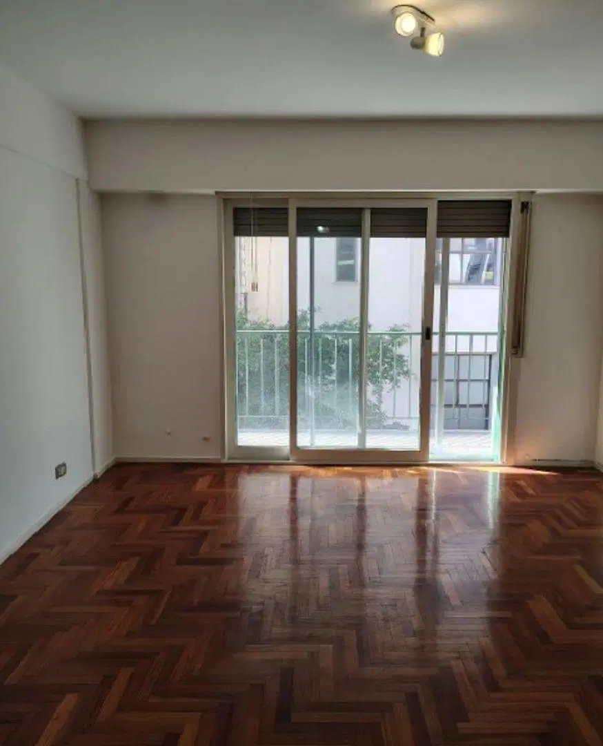 Excelente oportunidad. Se vende monoambiente con balcón a la calle, apto profesional. 3