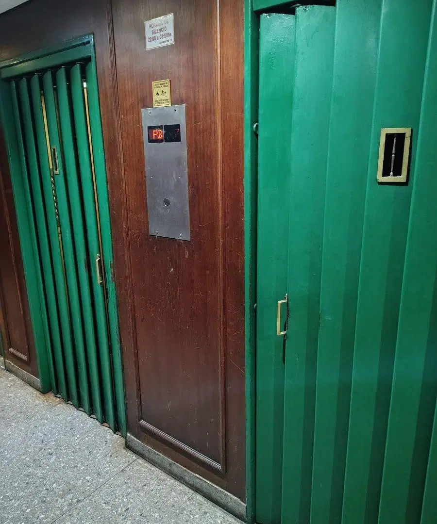 Excelente oportunidad. Se vende monoambiente con balcón a la calle, apto profesional. 5