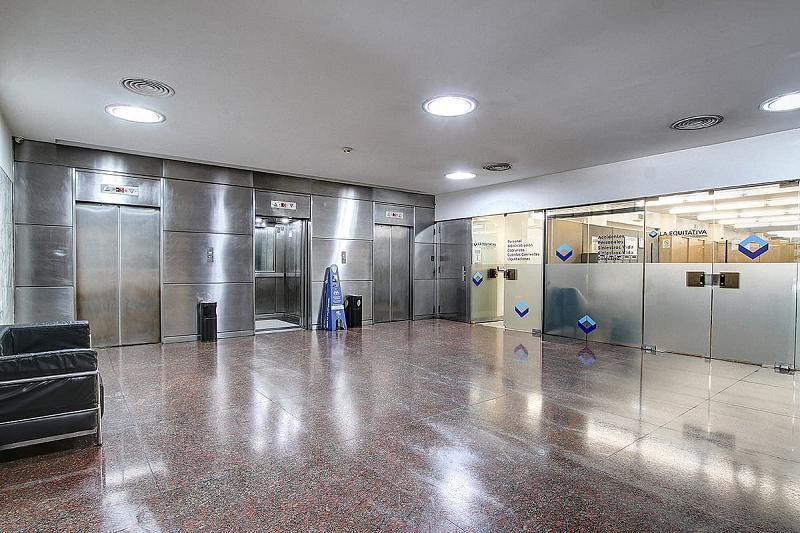 Oficina de 430 m2 en el centro. Piso alto, vista abierta, muy buen estado