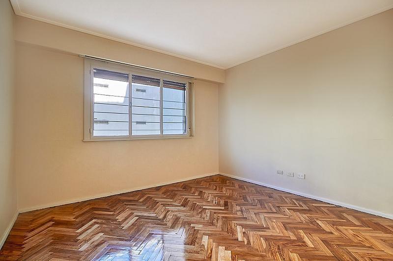 Callao 1900.piso Alto con Balcón. 3 Dorm.. Living Intimo. Mucha Luz. Cochera 2