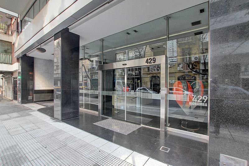 Oficina de 198 M2 con una cochera fija. Edificio ubicado a metros de Av. Corrientes y de Av. Callao