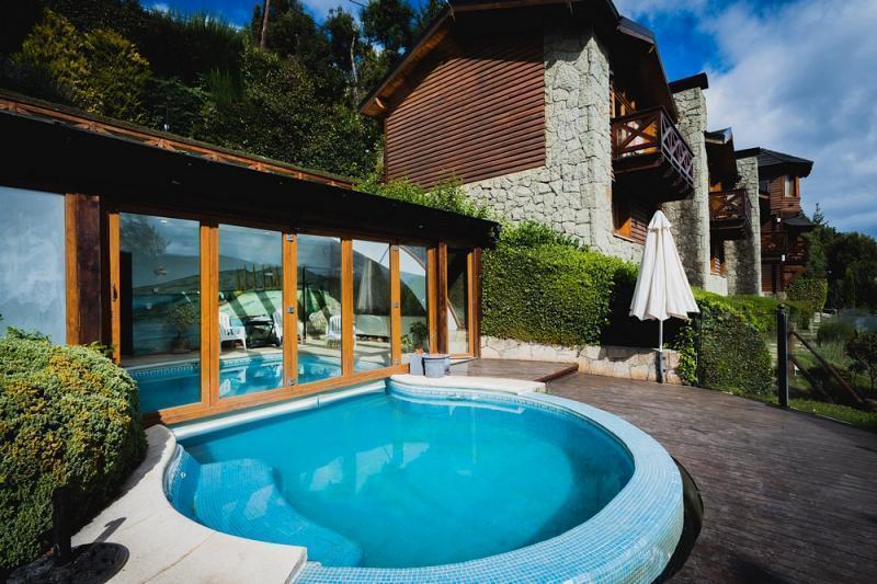Bariloche Complejo de Bungalows con Vistas Al Lago, Rentable, Cerca de Llao Llao, Oportunidad 1