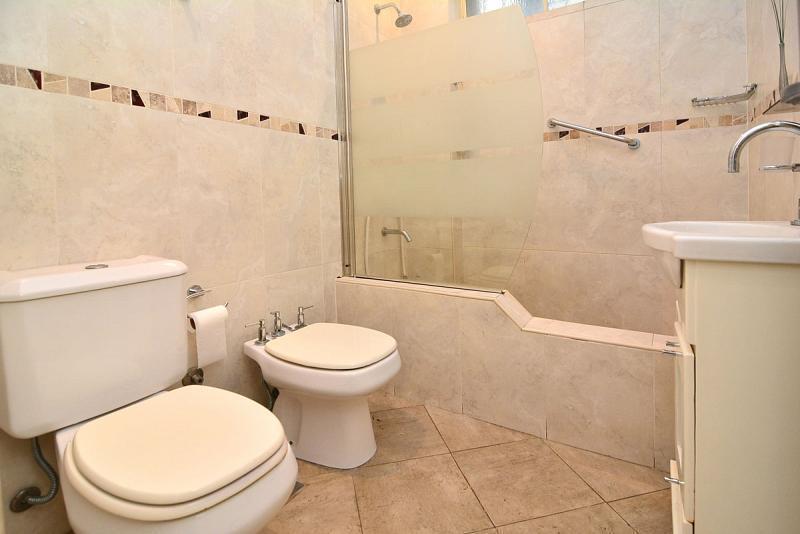 Foto de Venta Departamento 4 ambientes PB esquina al frente Caballito, imagen 2