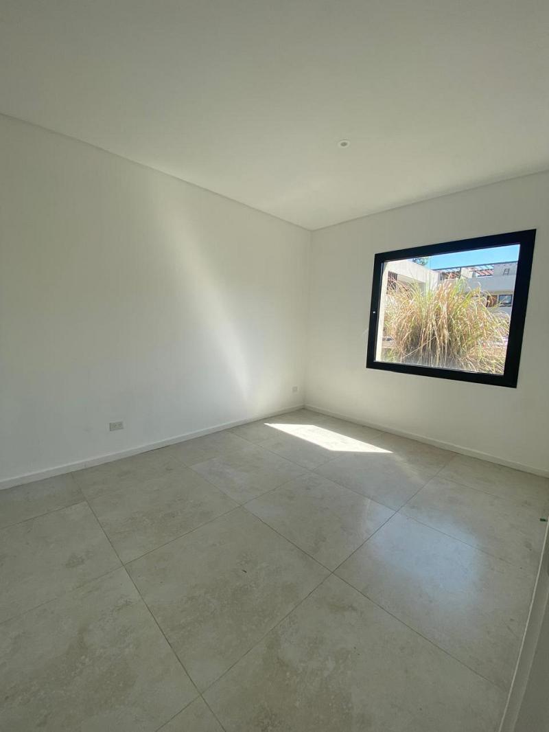 Excelente departamento en venta con jardin propio.