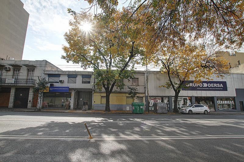 Terreno emplazado en el barrio de Flores, sobre la Av Juan Bautista Alberdi .