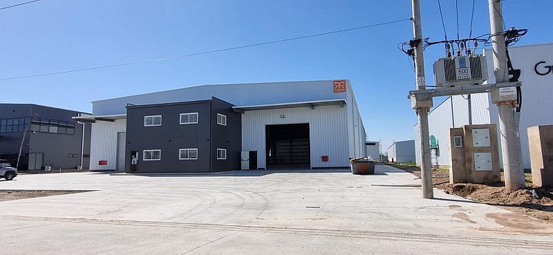 deposito a estrenar en Pque industrial con excelente ubicacion Rta 24 y 25, sist antincendio por hid
