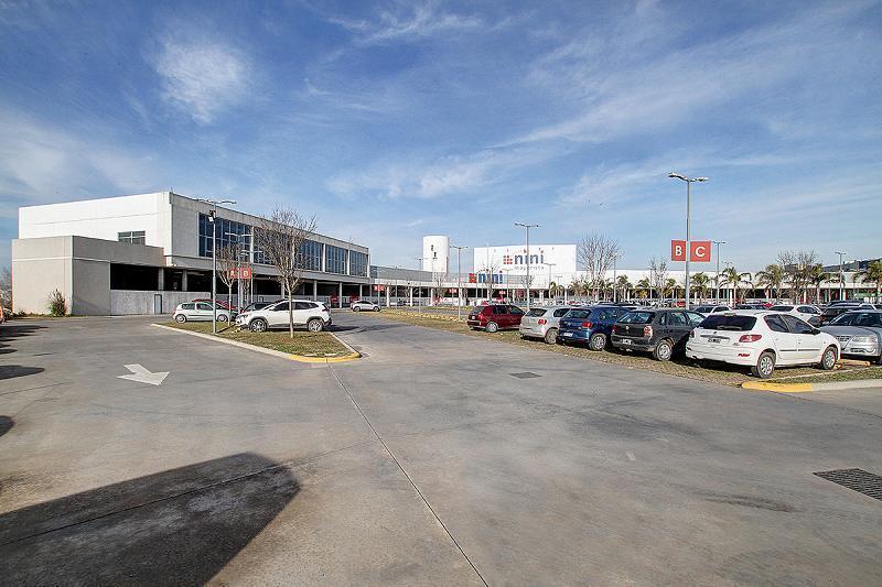 Locales a estrenar en Centro Comercial sobre Autopista del Oeste con Seguridad 24 hs parking