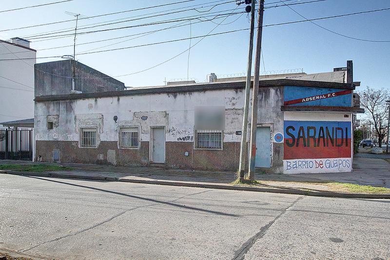 Excelente deposito con oficinas/departamento en venta en Sarandi Avellaneda. Son 1000 m2 cub.-
