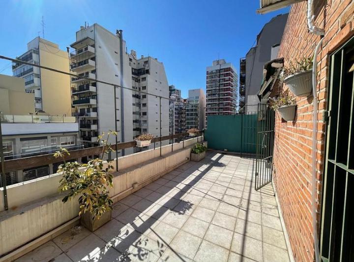 Departamento 3 ambientes Luminoso Terraza parrila Cochera fija frente Buen estado en Colegiales 1