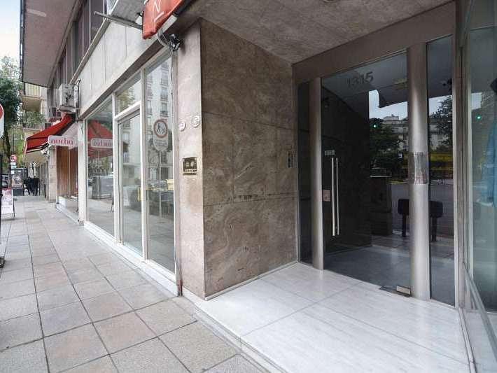 Oficinas de 370 m2 con renta, excelente estado, Recoleta, frente a Pza Vicente López.