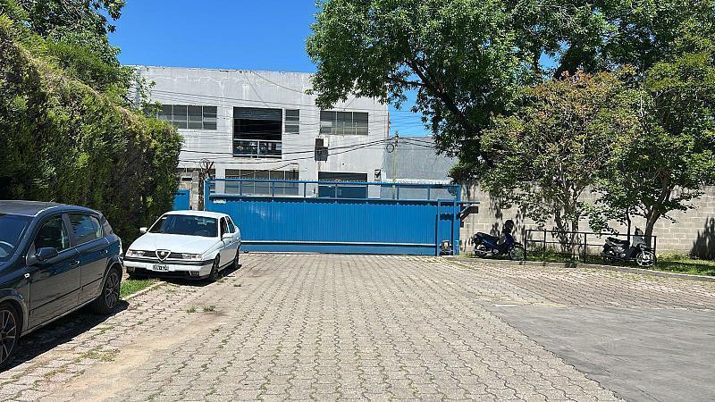 Deposito de 1,600 m2 s/ 3,300 de terreno con salida a 3 calles playa de maniobras techos metalicos