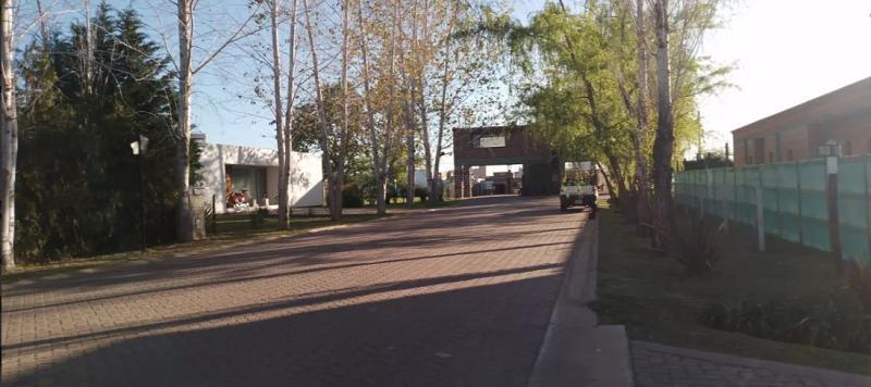 Lote 1900 m2 en barrio de quintas Lomas de Petión, Alejandro Petión-Cañuelas.