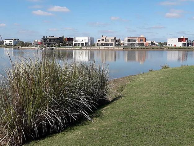 LOTE EN ESQUINA DE 800 m2 en el consolidado barrio Santa Rita. Canning-San Vicente.