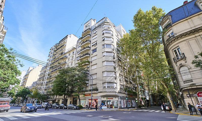 Av. Callao y Vicente López. Esquina con balcón y terraza. 2 dormitorios. Recoleta