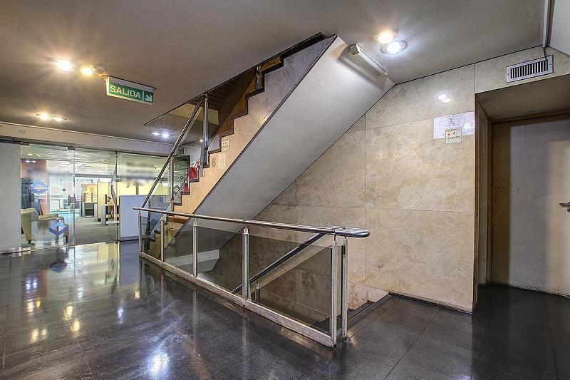 Foto de Oficina de 175 m2, al frente con balcón terraza. Vista abierta, muy, imagen 3