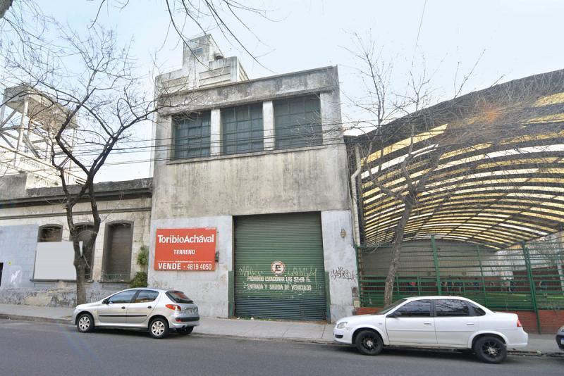 Terreno en Balvanera para 18.000 m2 vendibles en esquina de Urquiza y Moreno
