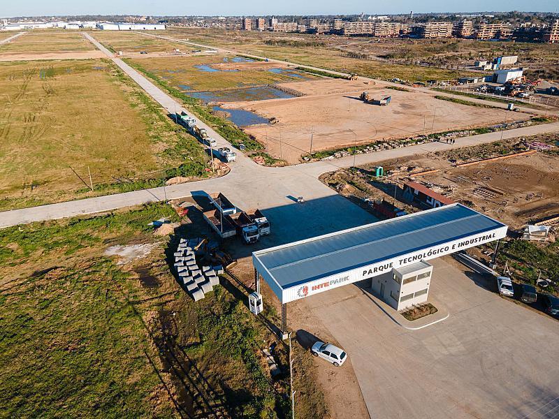 Excelente Parque Industrial en Hudson sobre Autopista Bs As - La Plata. Lotes desde 2000 m2.