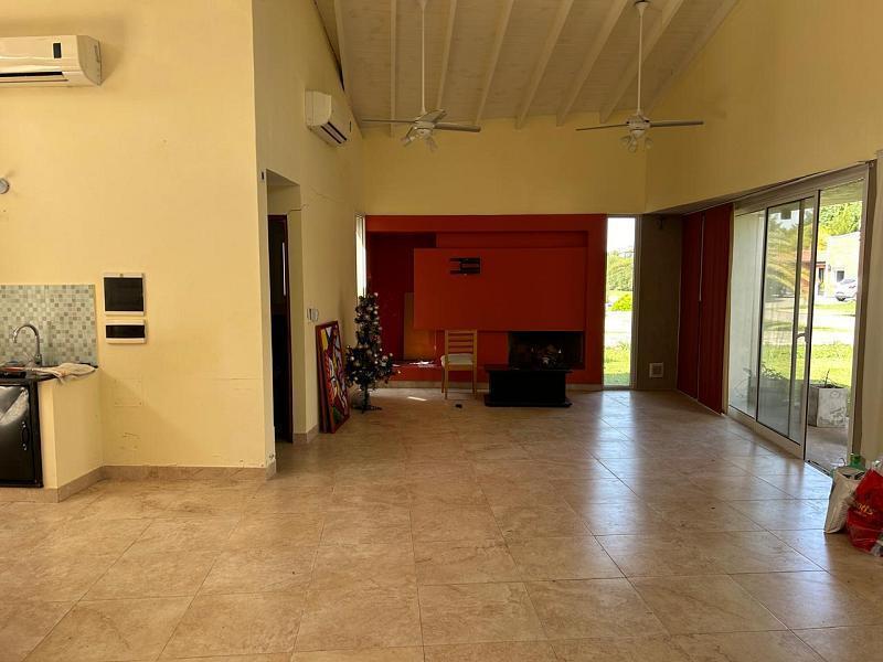 Casa de 4 ambientes con piscina en Barrio Malibú. Canning-San Vicente.