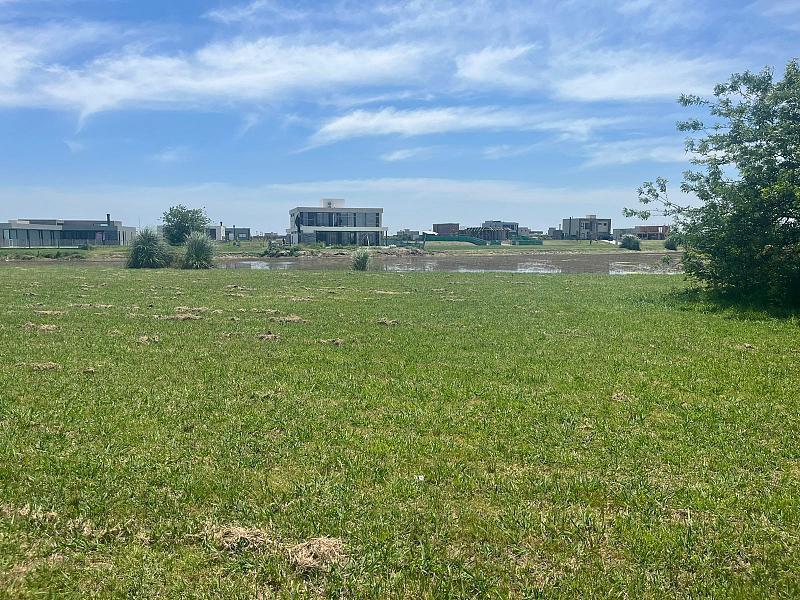 Lote a la laguna muy bien ubicado en Santa Clara al Sur. Canning-San Vicente.