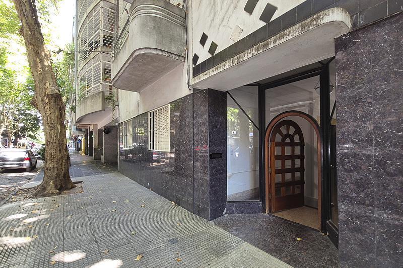 PH en venta de 2 ambientes en planta baja y primer piso con amplio patio.