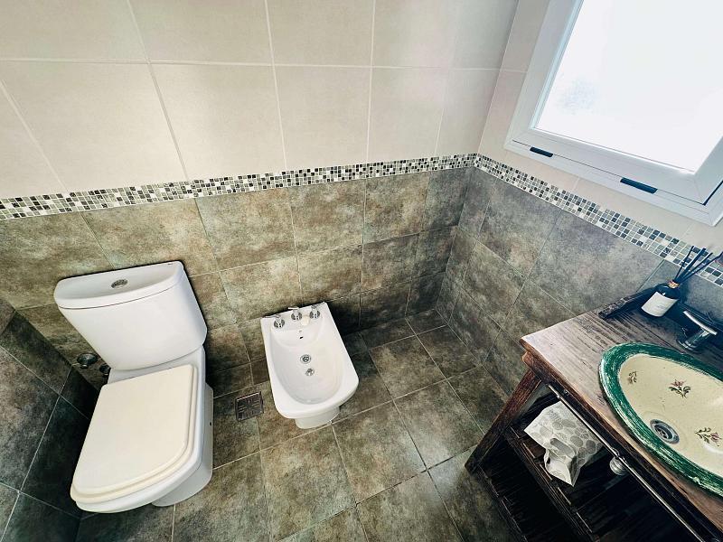 Casa de 5 ambientes con piscina y fondo al golf, en Fincas de San Vicente. Ruta 58.