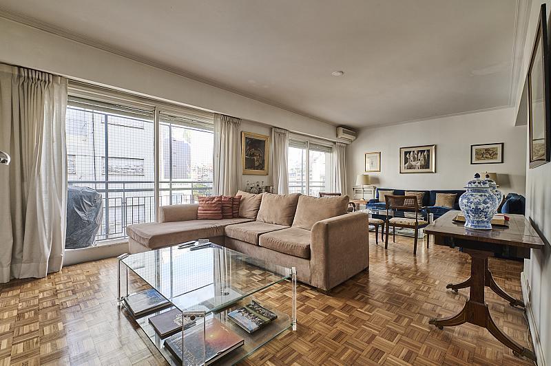 Excelente departamento 4 ambientes con dependencia con espacio guardacoche