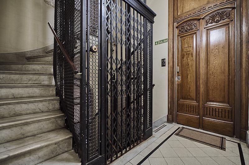 Piso francés impecable. ideal oficina o consultorio o para vivienda. Tres dormitorios. Retiro.