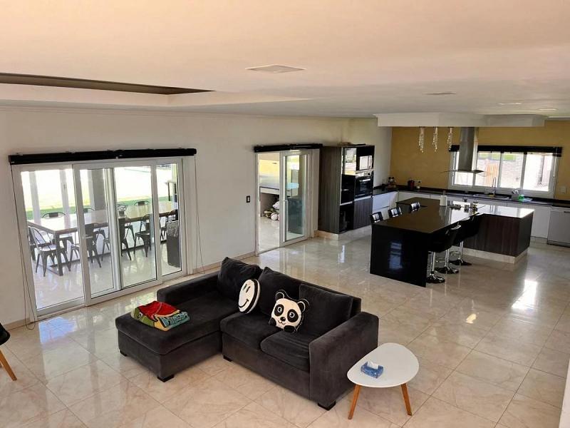 Casa de 6 ambientes con piscina climatizada en Terralagos, barrio Playa. Canning, Ezeiza.