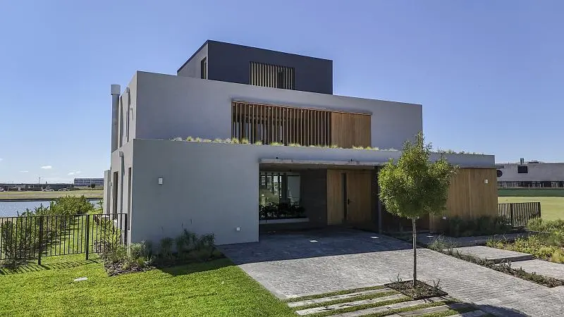Casa moderna en tres plantas. Al agua. Barrio Los Puentes, Nordelta. 3