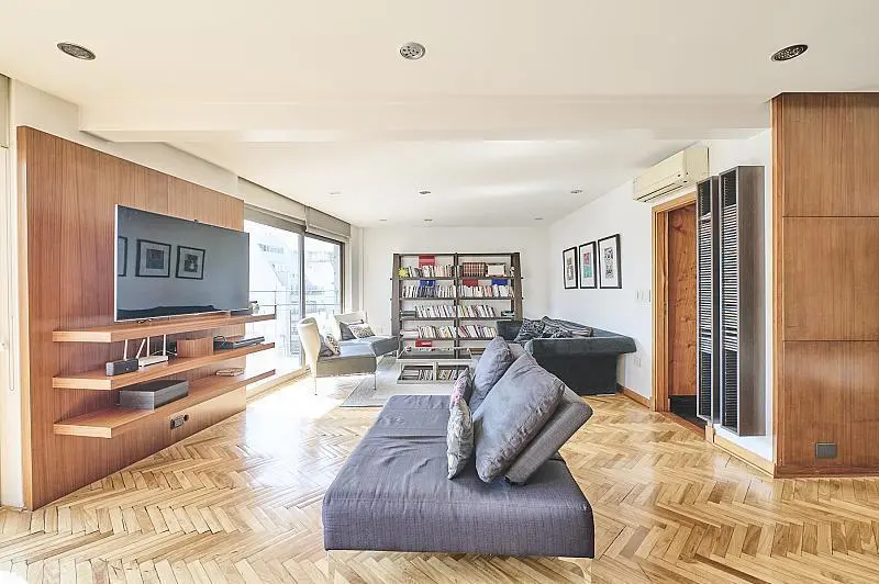 Cuatro ambientes con vista abierta, cochera fija, impecable, Recoleta. 2