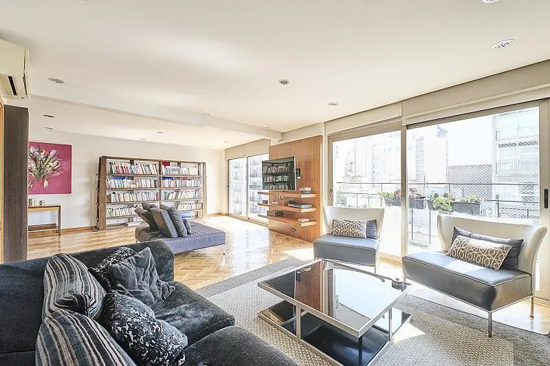 Cuatro ambientes con vista abierta, cochera fija, impecable, Recoleta. 1