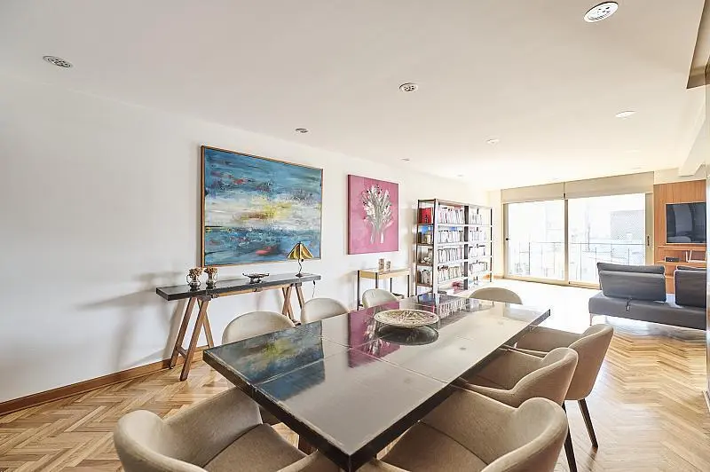 Cuatro ambientes con vista abierta, cochera fija, impecable, Recoleta. 4