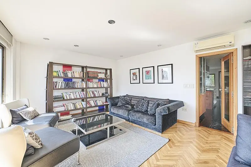 Cuatro ambientes con vista abierta, cochera fija, impecable, Recoleta. 5