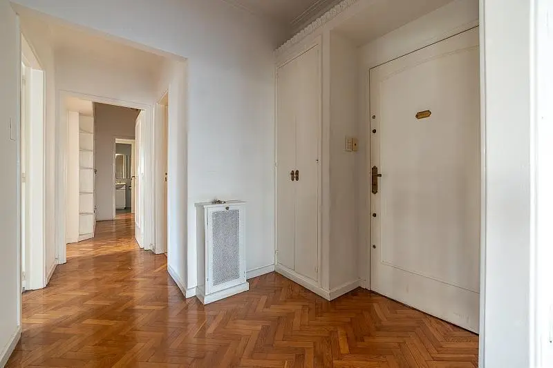 Paraguay esquina Paraná. 5 ambientes con luz. 3