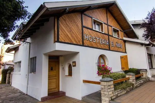 Hosteria en pleno centro de Bariloche, lote de 700m2 aprox, ideal destino comercial y turístico. 1