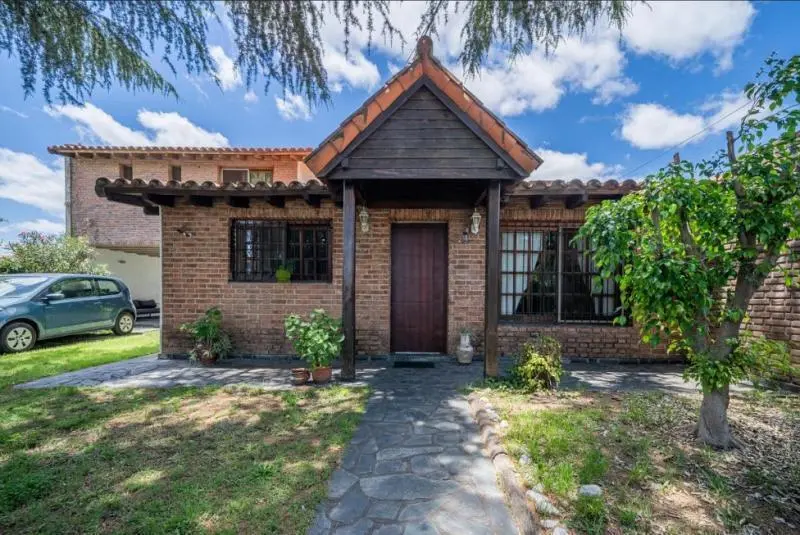 Casa de 5 ambientes con quincho y parque en Barrio Uno, Ezeiza. 1