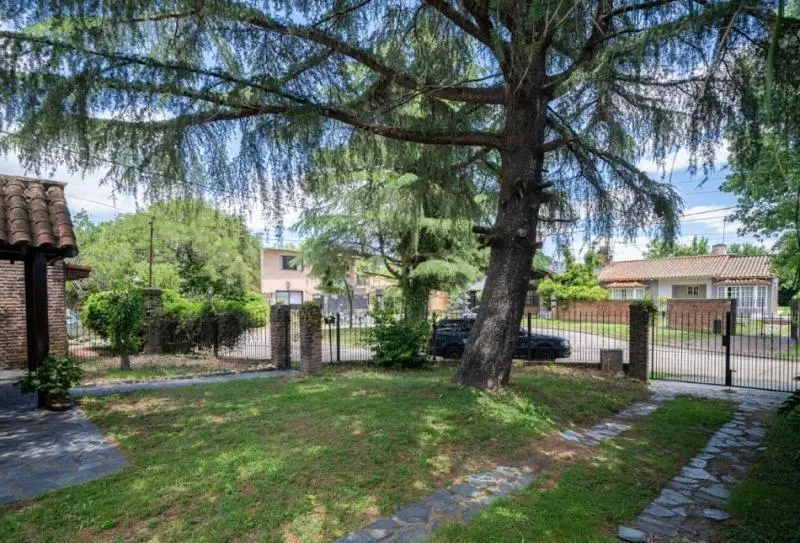 Casa de 5 ambientes con quincho y parque en Barrio Uno, Ezeiza. 4