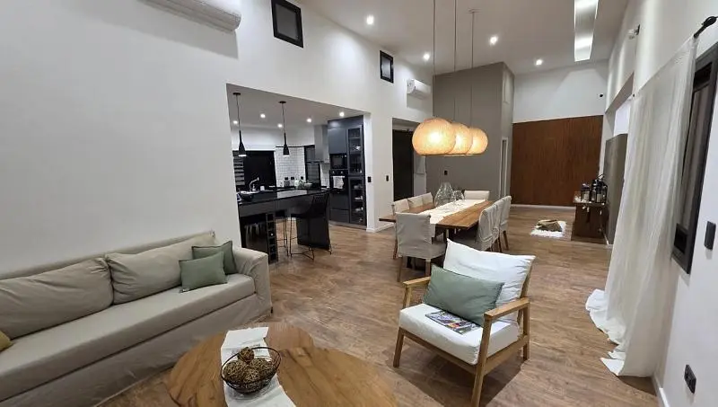 Moderna e impecable casa de 5 ambientes con salida a la laguna en barrio San Lucas, San Vicente. 3