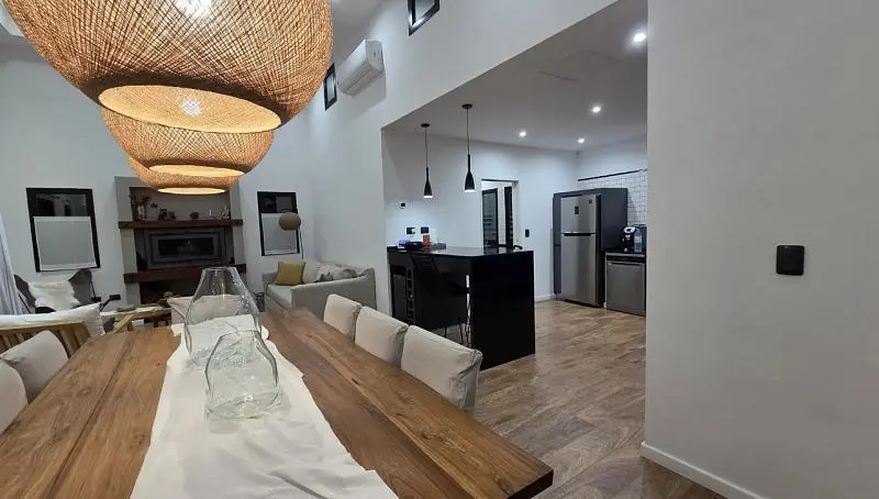 Moderna e impecable casa de 5 ambientes con salida a la laguna en barrio San Lucas, San Vicente. 2