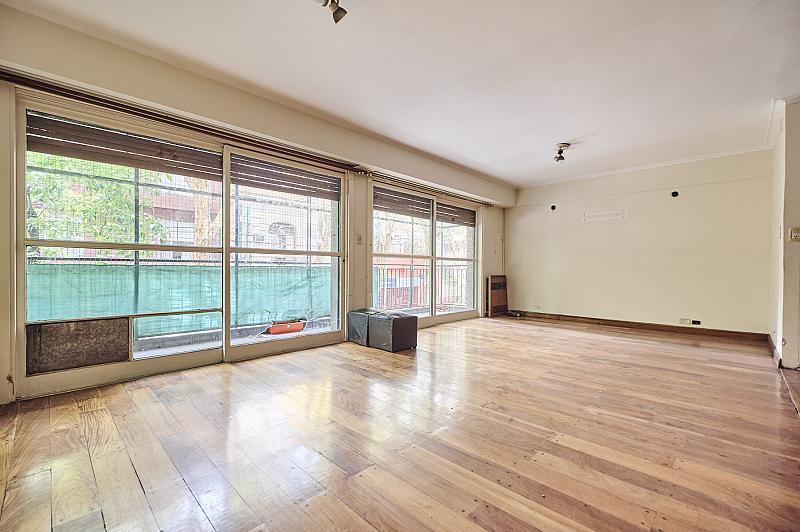 Venta Departamento 4 ambientes Amplio Semipiso Balcón Patio Cochera fija y Baulera Caballito